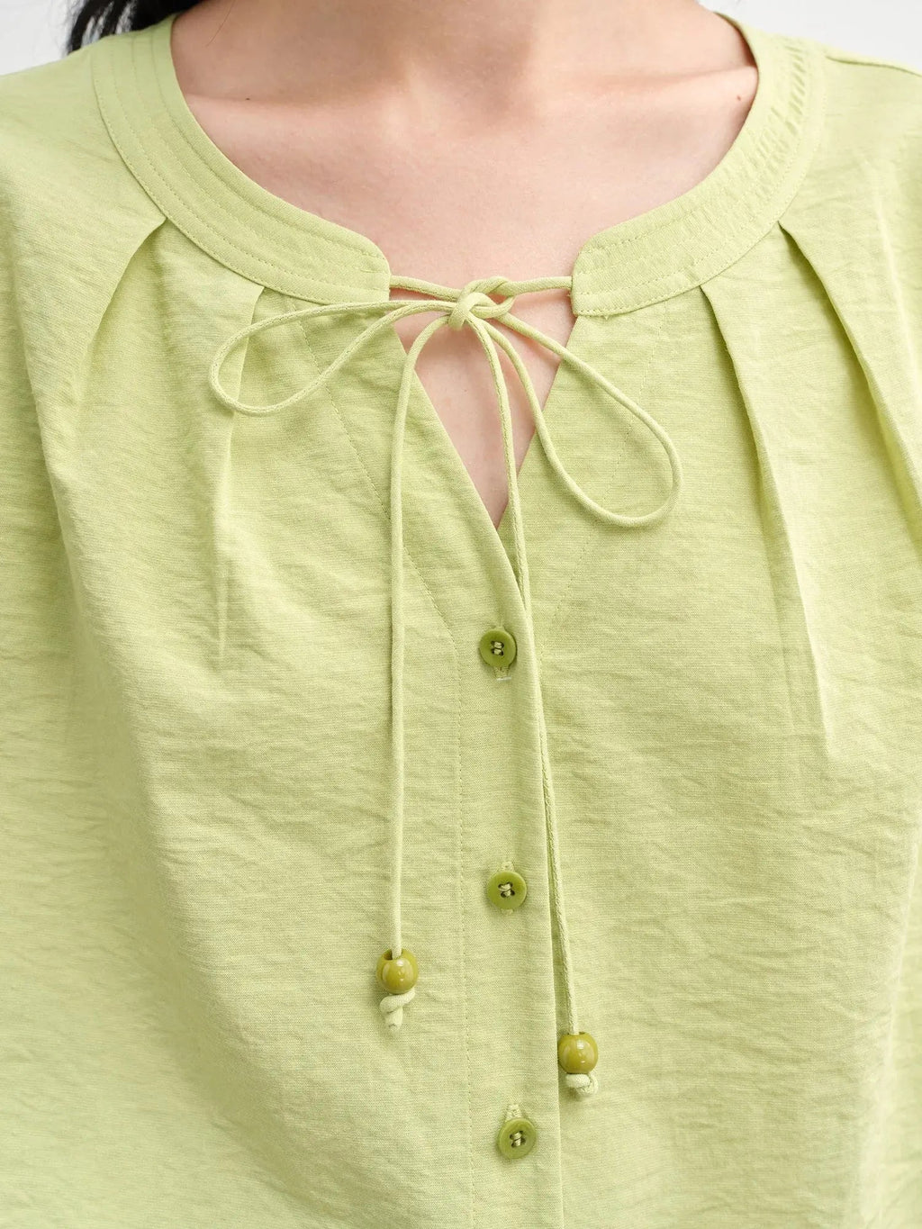 Tie-Waist Linen Shirt for a Flattering Summer Look