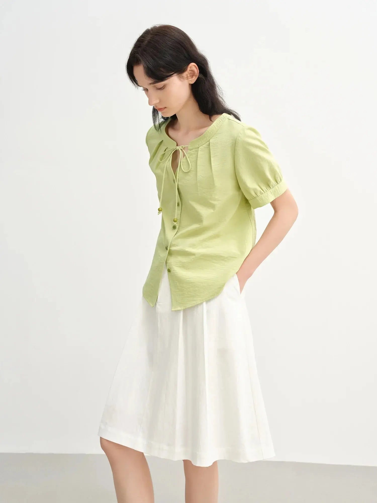 Tie-Waist Linen Shirt for a Flattering Summer Look
