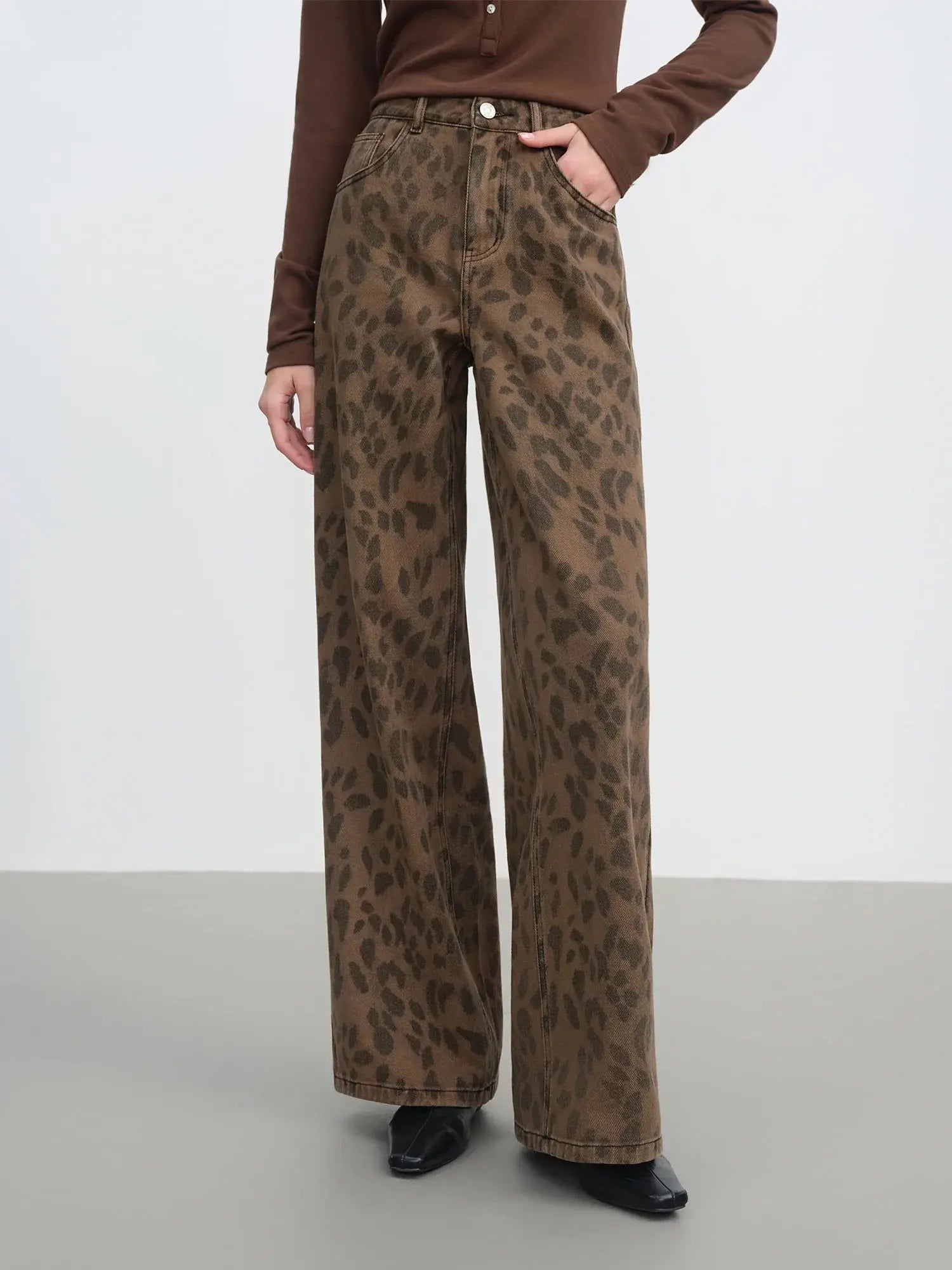 Chic Brown Straight-Leg Jeans: High-Waist Slim Fit